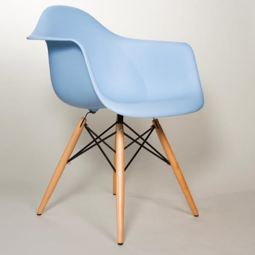 silla eames con brazos celeste