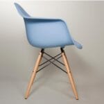 silla eames con brazos celeste
