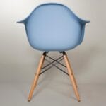 silla eames con brazos celeste