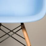 silla eames con brazos celeste