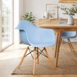 silla eames con brazos celeste