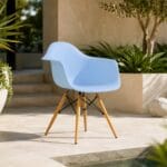 silla eames con brazos celeste