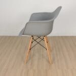 silla eames con brazos gris