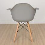 silla eames con brazos gris