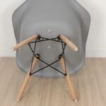 silla eames con brazos gris