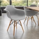 silla eames con brazos gris