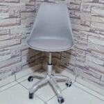 silla ema tulip gris giratoria