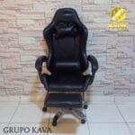 silla gamer negra con reposapiés